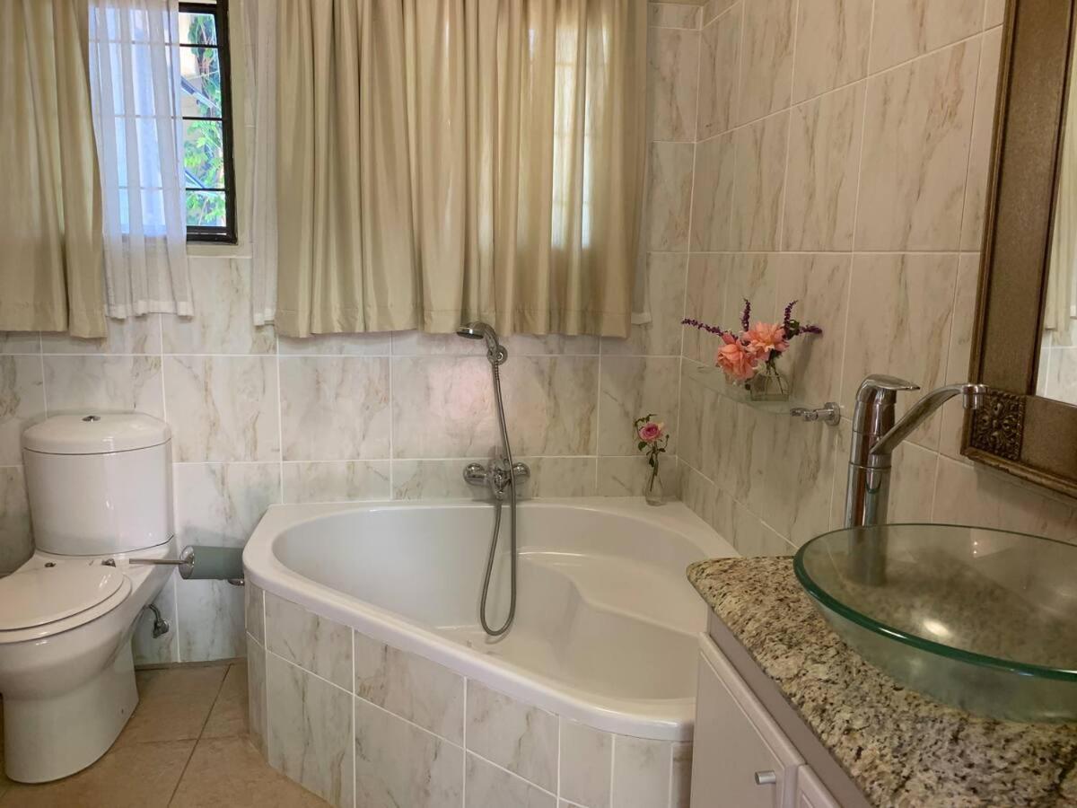 Mountain Rose Guesthouse Луис-Тричард Экстерьер фото