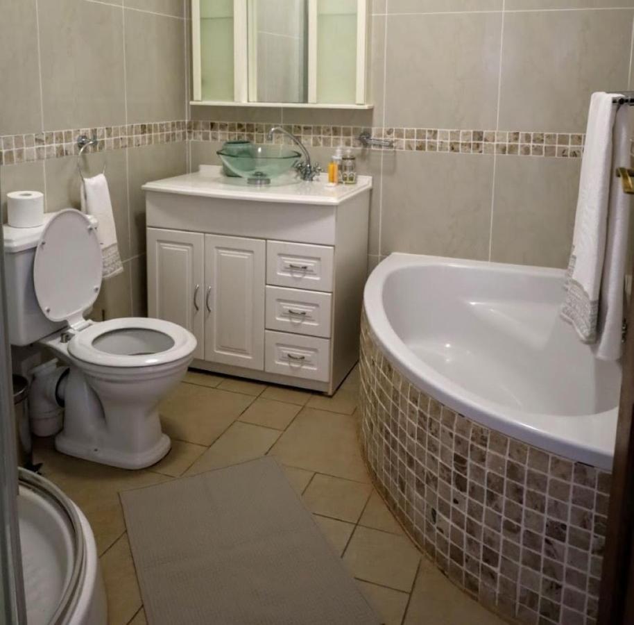 Mountain Rose Guesthouse Луис-Тричард Экстерьер фото